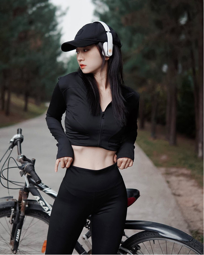 Mới đây, Lê Bống càng chứng minh nét đẹp mạnh mẽ của cô trong loạt ảnh mới. Theo đó, nữ TikToker đã khéo léo khoe thân hình đồng hồ cát với “vòng nào ra vòng đó” khi tập luyện bên chiếc xe đạp của mình.