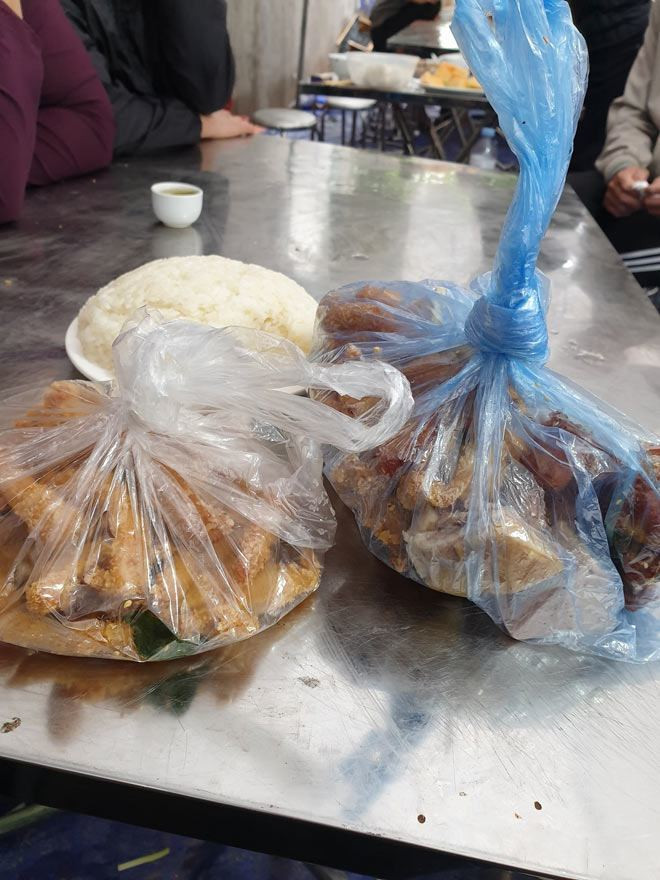 Cụ thể, vợ chồng chị về quê đúng dịp một người họ hàng tổ chức đám cưới cho con trai. Hai vợ chồng cũng hào hứng sửa soạn đi đám cưới. Nhưng vừa đến cổng, chồng chị đã được kéo vào mâm đàn ông. Còn chị và con trai được xếp ngồi mâm phụ nữ.