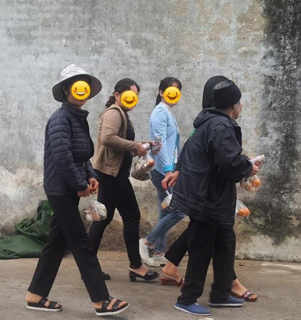 Chị Tuyết Mai chia sẻ: "Con trai tôi rất kén ăn. Trong số những món đặt trên mâm, cháu chỉ thích ăn tôm. Sau khi ăn hết một con tôm to, cháu lại đòi ăn nữa. Thấy đĩa tôm chỉ có 6 con trong khi mâm của tôi ngồi 7 người (6 người lớn, 1 trẻ con), tôi hơi ái ngại. Tôi gắp cho con món khác nhưng cháu không chịu, nhất quyết chỉ vào đĩa tôm...