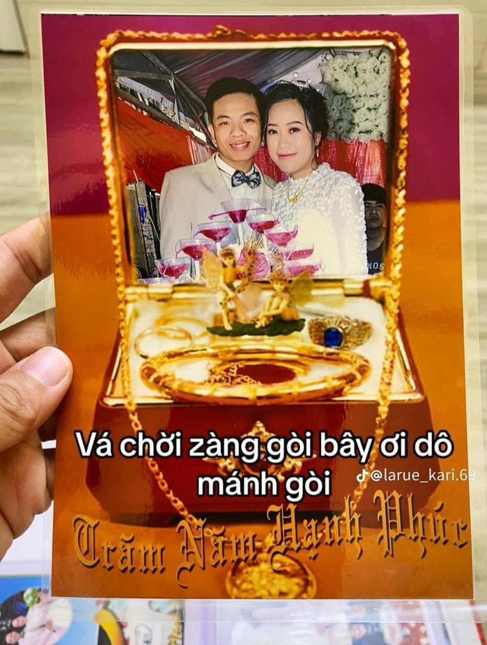 Theo đó, đám cưới của cô nàng được tổ chức vào tháng 7 năm 2022, nghĩa là mới cách đây 1 năm. Thế nhưng, khi lật giở lại album cưới xem lại, hai vợ chồng vẫn không khỏi "bàng hoàng" vì cứ ngỡ bị đưa lên tàu vũ trụ du hành về quá khứ cách đây 20 năm.