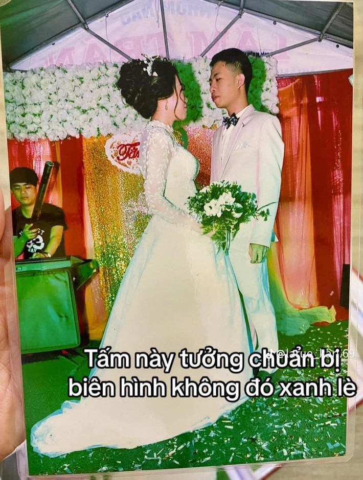 Khoảnh khắc hạnh phúc trong ngày trọng đại bị nhiếp ảnh gia thiết kế, tạo hình, lồng ghép vào các hình ảnh không thể "cổ" hơn như: mâm quả trầu cau, bàn rượu sâm panh, hộp vàng, khung ảnh phủ đầy hoa lá cành,...