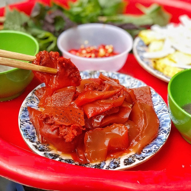 Đến khi sứa về đến Hà Nội sẽ tiếp tục sơ chế, ngâm, rửa thêm nhiều lần. Ngoài ra, bà còn bỏ thêm vỏ chanh để khử mùi tanh.