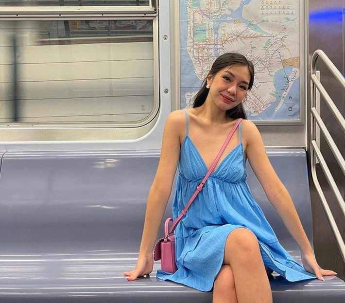 Cô giáo hot girl còn mê hoặc người đối diện và các học sinh bằng nụ cười thân thiện, tươi tắn và tràn đầy năng lượng khi đến trường.