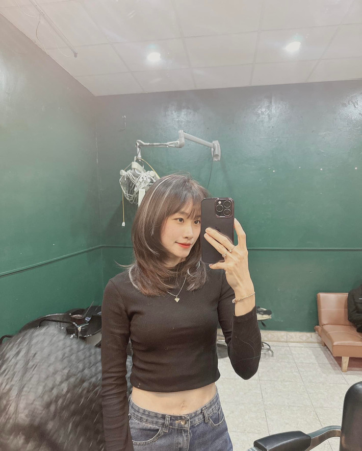 Tuy nhiên, phong cách được Mỹ Tiên yêu thích và hay diện nhất chính là nữ tính, "bánh bèo". Cô thường lựa chọn những chiếc váy ôm trọn cơ thể hoặc váy hai dây xẻ tà để có thể khoe được vóc dáng săn chắc, nuột nà của mình.