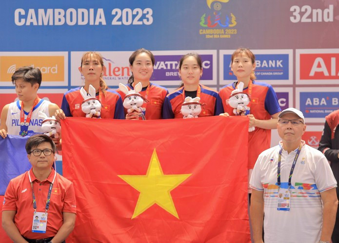 Bước ngoặt đầu tiên khiến hai chị em Trương Twins quyết định bước “ngả mũ” với cuộc thi bóng rổ chuyên nghiệp là năm 2018, họ được mời lên trại tập huấn của đội tuyển bóng rổ U17 Mỹ để thử sức cho đội hình chính tham dự FIBA Women's U17 World Cup.