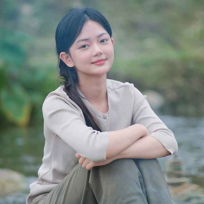 Theo tìm hiểu, cô "thôn nữ" Gen Z này có tên Nguyễn Lâm Anh (sinh năm 2003) hiện đang là sinh viên năm thứ hai, trường Đại học Vinh, Nghệ An. Trong các video của mình, gen Z này gây ấn tượng với hình ảnh cô gái nông thôn hiền lành và dễ thương.