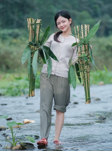 Không thể phủ nhận, nội dung về cuộc sống nông thôn của Lâm Anh dễ thu hút người xem, song đây cũng là một xu hướng ngày càng sinh sôi dày đặc trên mạng. Cũng vì thế, làm sao để mọi người luôn nhớ đến mình trong hình ảnh của cô "thôn nữ" là một vấn đề không đơn giản chút nào với gái xinh Gen Z này.