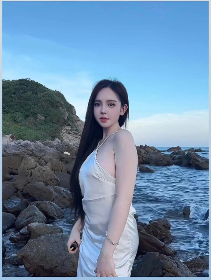 Trần Huyền Châu (sinh năm 2001) nổi tiếng từ năm 2015 với hình ảnh diện áo dài xinh xắn, dễ thương. Thời điểm đó, cô nàng đã 14 tuổi, là học sinh lớp 9 nhưng vẫn được mệnh danh là "hot girl tiểu học", "búp bê tiểu học" nhờ vẻ ngoài nhỏ nhắn và ngây thơ, trong sáng.