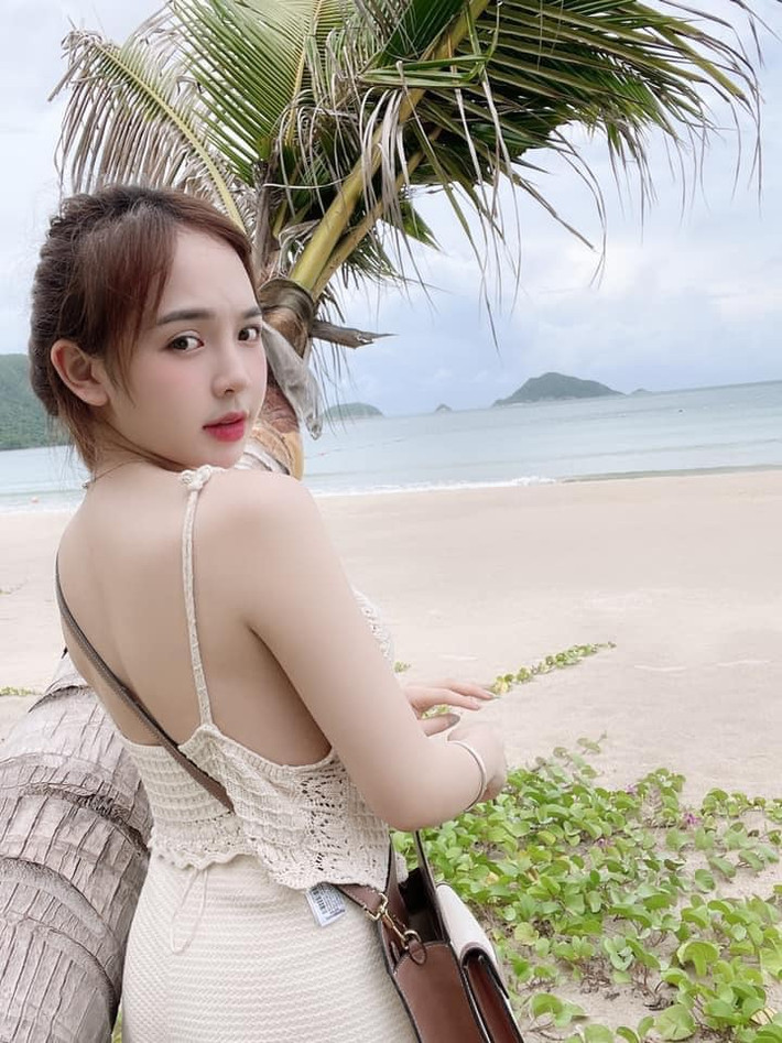 Không chỉ nhan sắc, cuộc sống của "búp bê tiểu học" cũng có nhiều thay đổi. Cô nàng hiện làm việc trong lĩnh vực spa, làm đẹp.