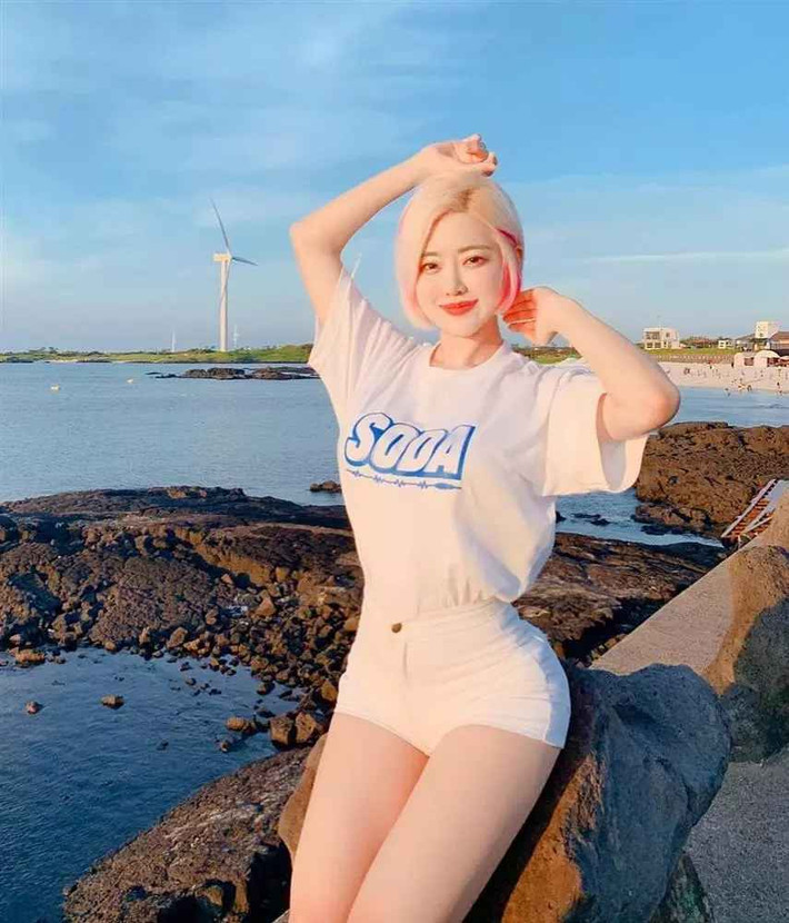 Nữ DJ Soda tên thật là Hwang So Hee. Người đẹp sinh năm 1988 tại Seoul, Hàn Quốc.