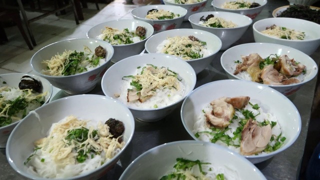 Không ít người tìm đến quán phở 5.000/ bát vì tò mò, nửa tin nửa ngờ, chẳng biết thực chất bát phở sẽ ra sao. Nhưng sau khi thưởng thức thì đa phần họ đều có chung nhận xét "quá ngon, quá rẻ".