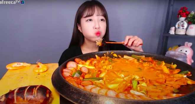Vào năm 20 tuổi, vì không đủ tiền cho trả cho những bữa ăn lớn, Tzuyang thường đến các nhà hàng buffet để được thỏa sức ăn. Tuy nhiên, sau khi no bụng, cô cảm thấy có lỗi với chủ nhà hàng, nên không bao giờ quay lại những nơi đó nữa.