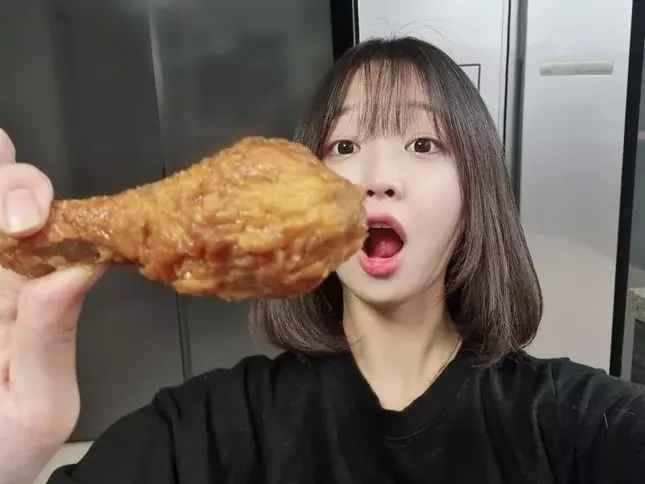 Bất chấp “ăn thùng, uống vại”, Tzuyang không hề bị thừa cân. Ngược lại, cô sở hữu ngoại hình nhỏ nhắn, dễ thương.