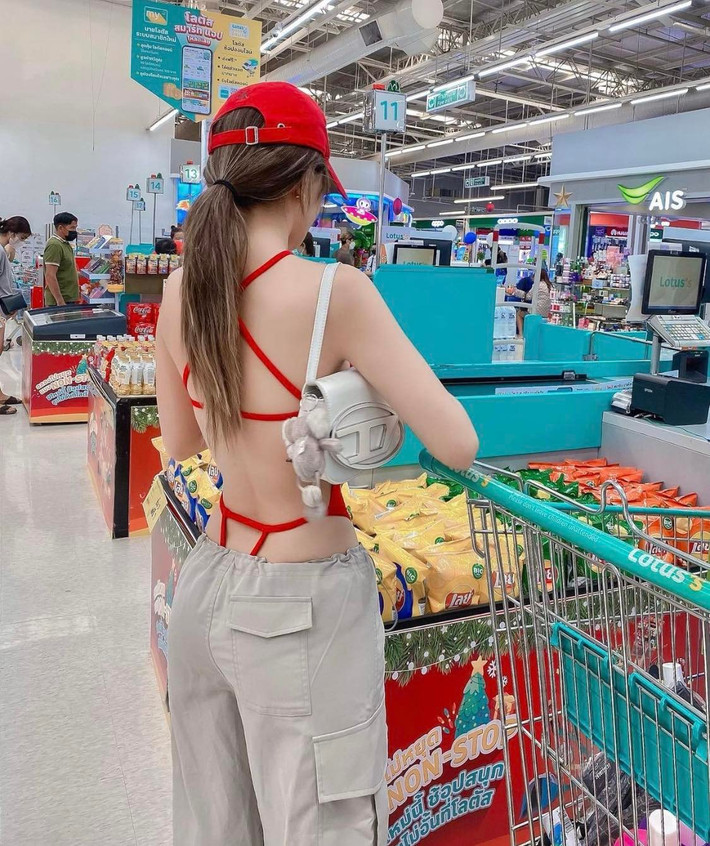Bên cạnh đó, áo tắm 2 mảnh hay đồ bơi 1 mảnh không thực sự phù hợp để mặc ở những nơi công cộng như đường phố, trung tâm thương mại, siêu thị,... vì chất liệu khá bí, khó thấm hút mồ hôi.