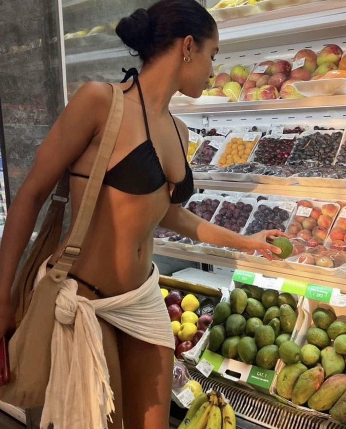Trước đó, ở Tây Ban Nha, đảo Mallorca yêu cầu du khách không được mặc đồ bơi đi dạo trên đường, hoặc những chỗ tập trung đông người như thang máy, hay trung tâm thương mại.