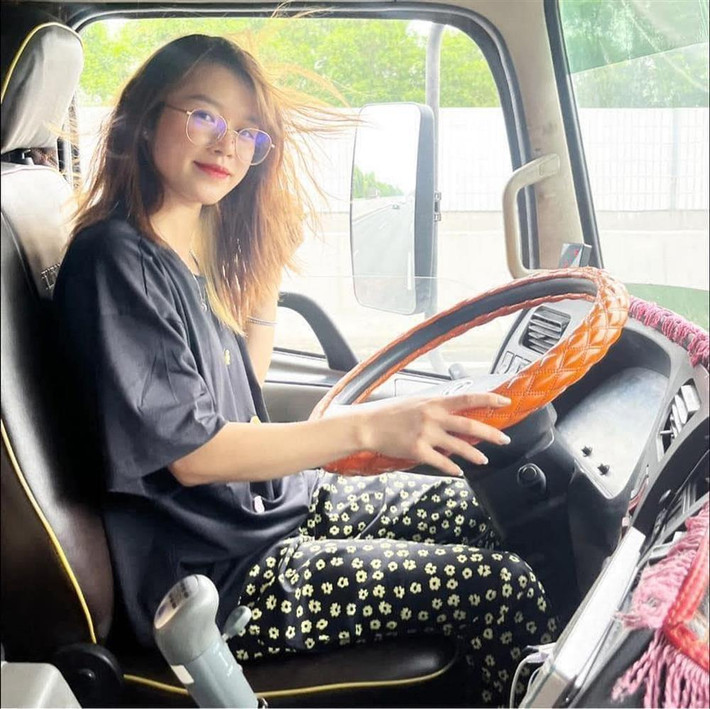 Song song với việc quan sát bố lái xe, Hạnh còn từng ngày theo học nghề của bố mẹ. Các bước của công việc kinh doanh gia đình, giao dịch hàng hóa, lựa chọn các loại gỗ nguyên liệu… đều được cô nắm rõ.
