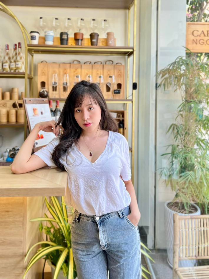 Bà Tưng thích mặc những chiếc áo thun phom rộng, phối cùng những chiếc quần short ngắn để khoe được làn da mịn màng và trắng mịn màng.