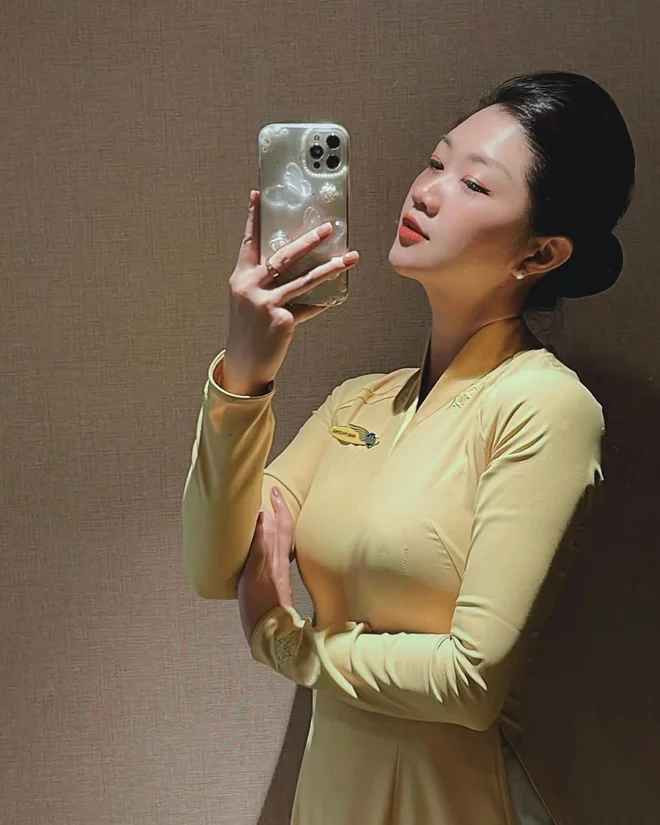 Ngành hàng không có lẽ là nơi tụ hội nhiều trai xinh gái đẹp nhất. Chẳng thế mà ngắm nhìn các tiếp viên hàng không, cảm giác đụng đâu cũng trúng các mỹ nhân. Dù vậy, Tôn Nữ Nam Phương vẫn nổi bật theo cách rất riêng.