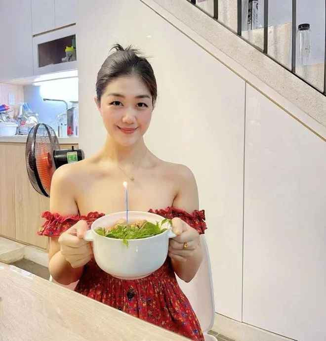 Nam Phương là một trong những tiếp viên trưởng trẻ tuổi, có khả năng dẫn dắt cả đoàn tiếp viên của Vietnam Airlines. Sự thăng tiến này đã chứng minh năng lực và sự nghiêm túc của cô với sự nghiệp.