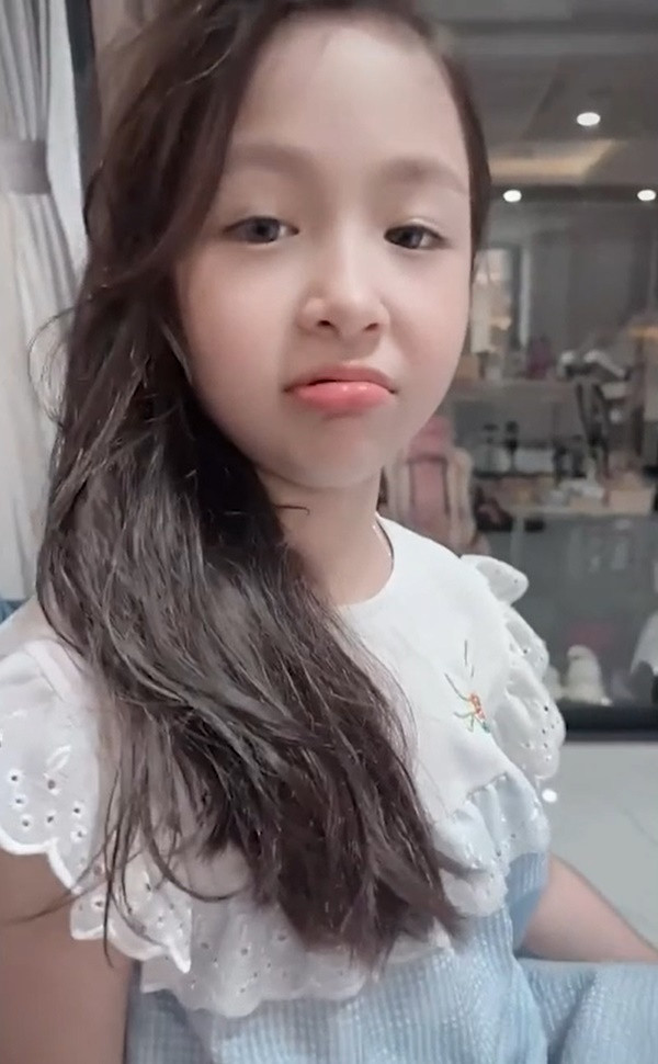 Netizen cho rằng, 2 thiên thần nhí nhà Elly Trần vừa xinh xắn vừa ngoan ngoãn chính là niềm an ủi lớn của người đẹp 8X.
