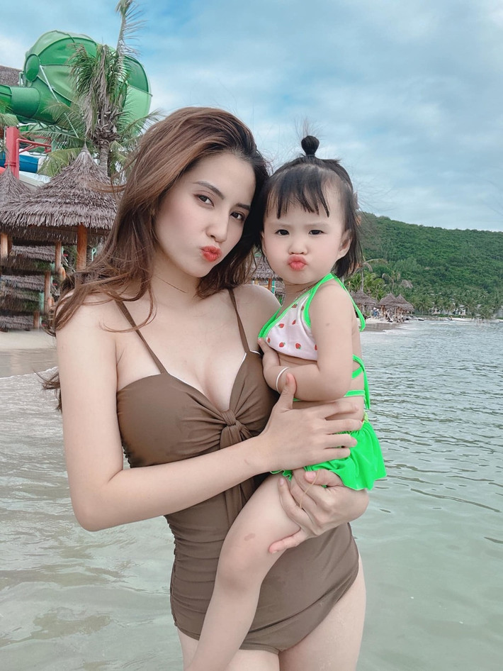 Dù mới 2 tuổi nhưng thiên thần nhí nhà mỹ nhân sinh năm 1998 đã thừa hưởng tài năng tạo dáng của phụ huynh.