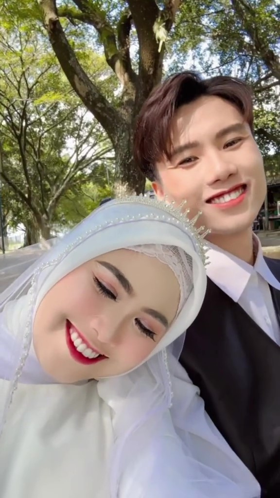 Bộ ảnh cưới của cặp đôi được thực hiện tại thành phố Madiun, Indonesia, cũng đồng thời là quê nhà của cô dâu.