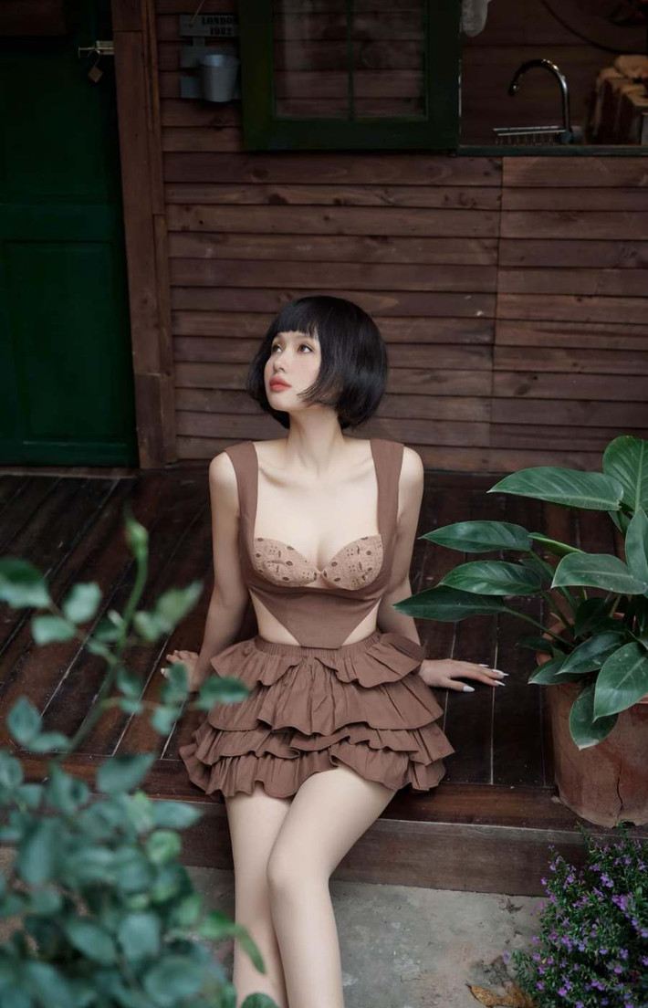 Có thân hình cân đối, làn da trắng mịn màng, Tâm Tít lăng xê nhiều style trẻ trung nhưng tôn dáng. Cô được khen ngợi có cách lên đồ khá "bốc", khó ai sánh bằng.