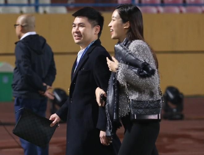 Dù là chi tiết nhỏ nhưng khi là người được chú ý thì mọi nhất cử nhất động của vợ chồng Hoa hậu Đỗ Mỹ Linh đều được soi xét vô cùng kĩ lưỡng.