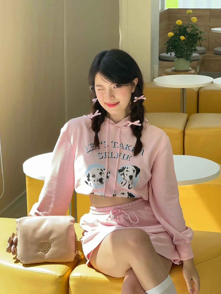 Thụy Hân được biết đến là bạn gái của chàng tiền đạo trẻ Lê Minh Bình (SN 1999, Bình Phước). Cặp đôi đã có khoảng 4 năm yêu nhau và không ngại chia sẻ những hình ảnh lãng mạn, ngọt ngào trên mạng xã hội (Ảnh: FBNV).
