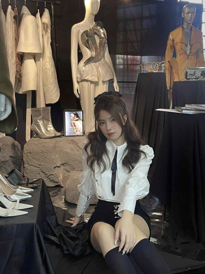 Từng được gọi với danh xưng "hot girl đeo kính", bạn gái tiền đạo Lê Minh Bình đã có sự thay đổi về ngoại hình, ngày càng trưởng thành và nữ tính hơn trước.