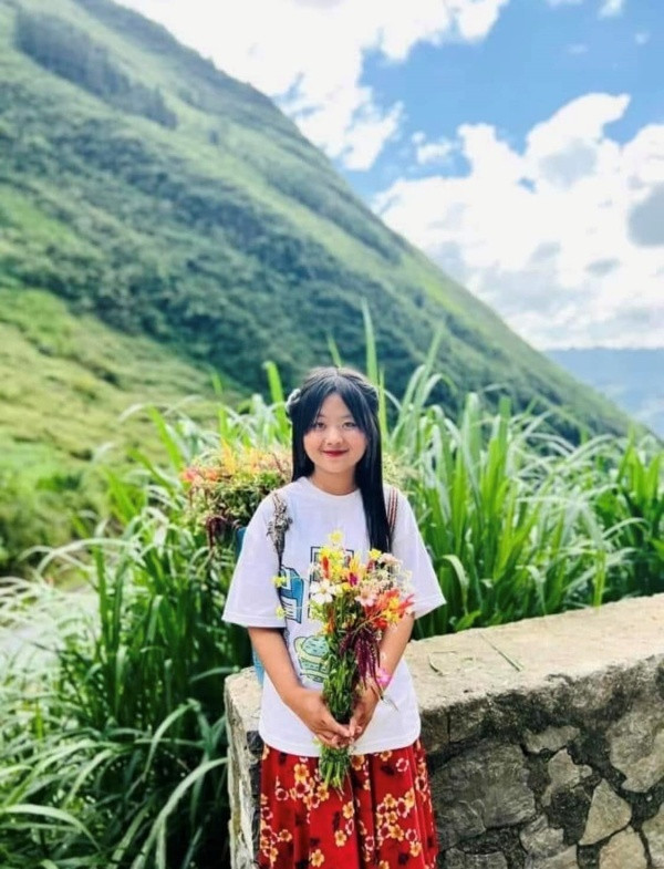 Theo dõi Phúng Phính Hà Giang trên kênh cá nhân có thể thấy, cô bé thường xuyên lui tới với gia đình người hỗ trợ. Trong dịp gần đây, sau khi về Hà Giang ít hôm, hiện tượng mạng này cùng bố lại tiếp tục khăn gói lên Hà Nội.