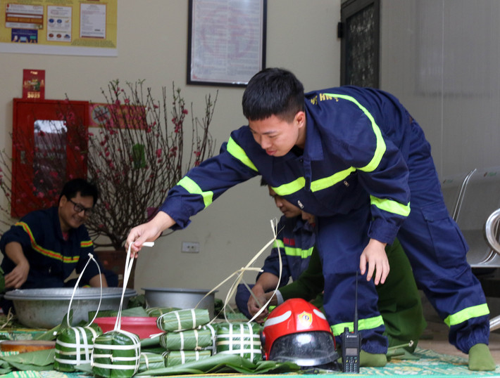 Hoạt động gói bánh chưng này đã giúp các chiến sĩ vơi đi phần nào nỗi nhớ nhà, yên tâm ở lại đơn vị đón tết.