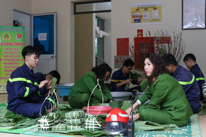 Những cặp bánh chưng đã sẵn sàng chuẩn bị xếp vào nồi.