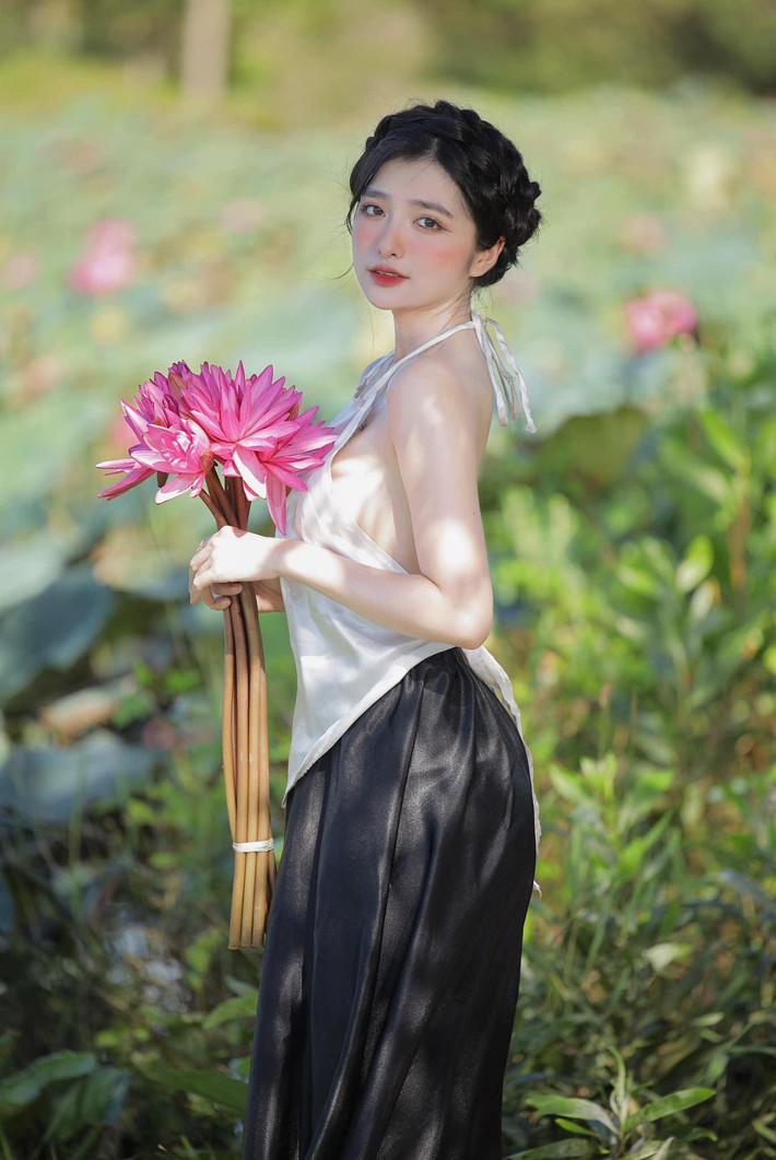 Mới đây, người mẫu ảnh Sài thành Mai Ngọc Khánh Linh đăng tải loạt ảnh diện áo yếm hờ hững, khoe vẻ đẹp chuẩn "liễu yếu đào tơ" bên đầm sen nhận được nhiều lượt yêu thích trên mạng xã hội.