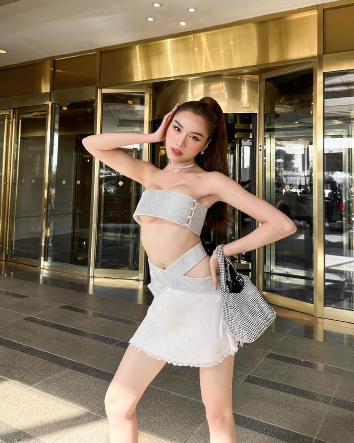 Trang phục của Thanh Thanh Huyền gồm áo có kích cỡ "tí hon", để lộ chân ngực, kết hợp chân váy ngắn khoét hông.