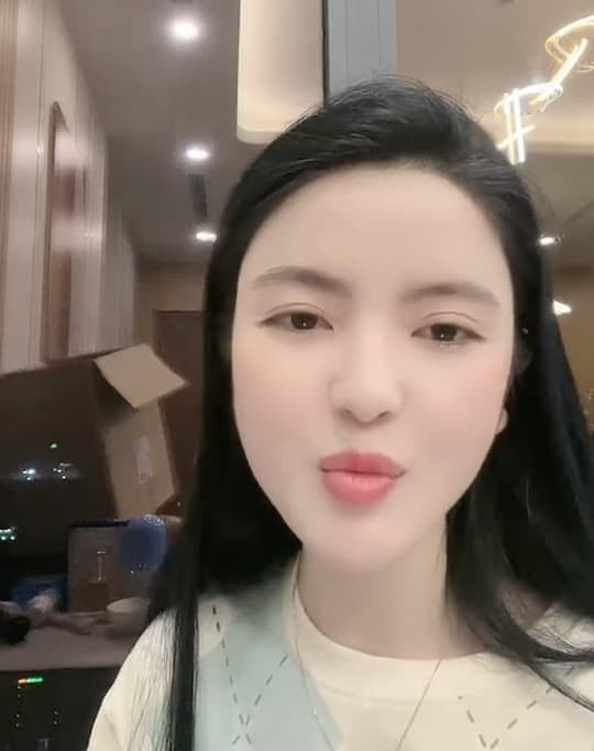 Tiền vệ Nguyễn Quang Hải và Chu Thanh Huyền bắt đầu hẹn hò từ đầu năm 2021. Dù cặp đôi không chính thức xác nhận chuyện tình cảm với mọi người nhưng vẫn thoải mái xuất hiện cùng nhau trong các sự kiện công khai như đám cưới dàn cầu thủ đội tuyển Việt Nam, ở sân bay,...