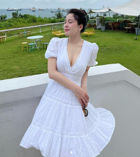 Thế nhưng sau đó, hot girl Trâm Anh vướng không ít thị phi nên đã vắng bóng một thời gian dài. Cách đây không lâu, rộ tin cô cưới. Nhưng khi truyền thông liên hệ, người đẹp sinh năm 1996 này phủ nhận.