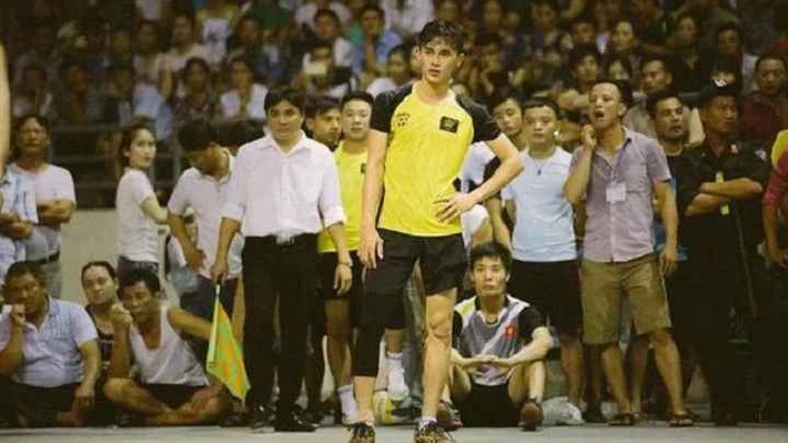 Phan Công Khanh (SN 1994) không còn là cái tên xa lạ đối với những ai có niềm đam mê siêu xe. Chàng trai gốc Bến Tre được biết đến là tay chơi xe bậc nhất, nổi ngang với nhiều gương mặt đình đám như Cường Đô La, Minh Nhựa,...