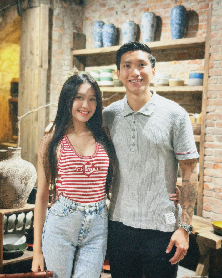 Dù không chính thức hoạt động showbiz song vợ tương lai của Đoàn Văn Hậu vẫn là nhân tố hút bộn like trên MXH vì phong độ sắc vóc. Bên cạnh đó, cô nàng còn sở hữu phong cách thời trang "rất gì và này nọ" và những chiếc túi hàng hiệu đầy mùi tiền.