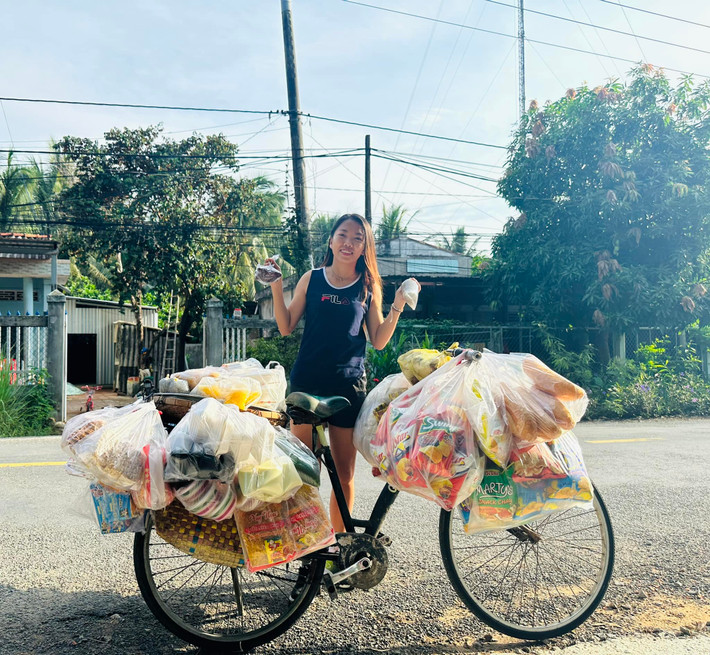 Huỳnh Như là người mở màn tỷ số cho trận đấu chung kết SEA Games 32 với đội tuyển Myanmar. Ngay sau khi trở về quê nhà Trà Vinh, cầu thủ đội tuyển bóng đá nữ Việt Nam thoải mái khoe ảnh bình dị.