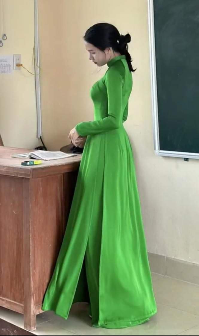 Được biết, cô giáo này có tên là Vẹn Trần (SN 1997), tốt nghiệp cử nhân trường Đại học Quy Nhơn (Bình Định) khoa Giáo dục tiểu học, hiện đang giảng dạy tại một trường tiểu học gần nhà.