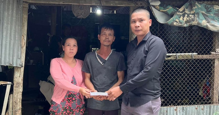 Dù hành động xuất phát từ tình cảm, thế nhưng ngay khi đăng tải bức hình lên mạng xã hội, nam YouTuber đã nhận về vô vàn lời lẽ tiêu cực.