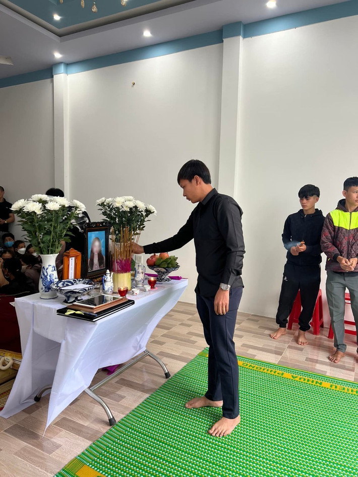 Thực tế đây không phải là lần đầu tiên, Lộc Fuho làm từ thiện, mang tiền đi giúp mọi người.