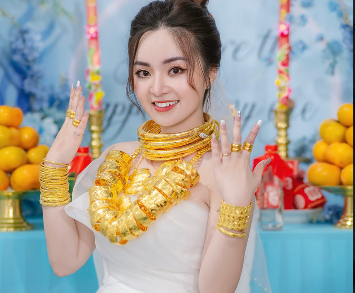Chứng kiến hình ảnh trên của cặp đôi trẻ, nhiều người chúc phúc cho hai vợ chồng vì đã có đám cưới trọn vẹn và niềm vui trong đêm tân hôn.