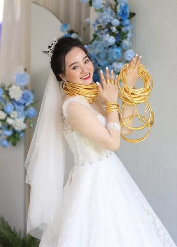 Việc các cô dâu đeo đỏ vàng trong ngày cưới không còn mới nhưng mỗi lần xuất hiện nó đều đem đến sự phấn khích cho netizen và không ít người còn vào xin vía.