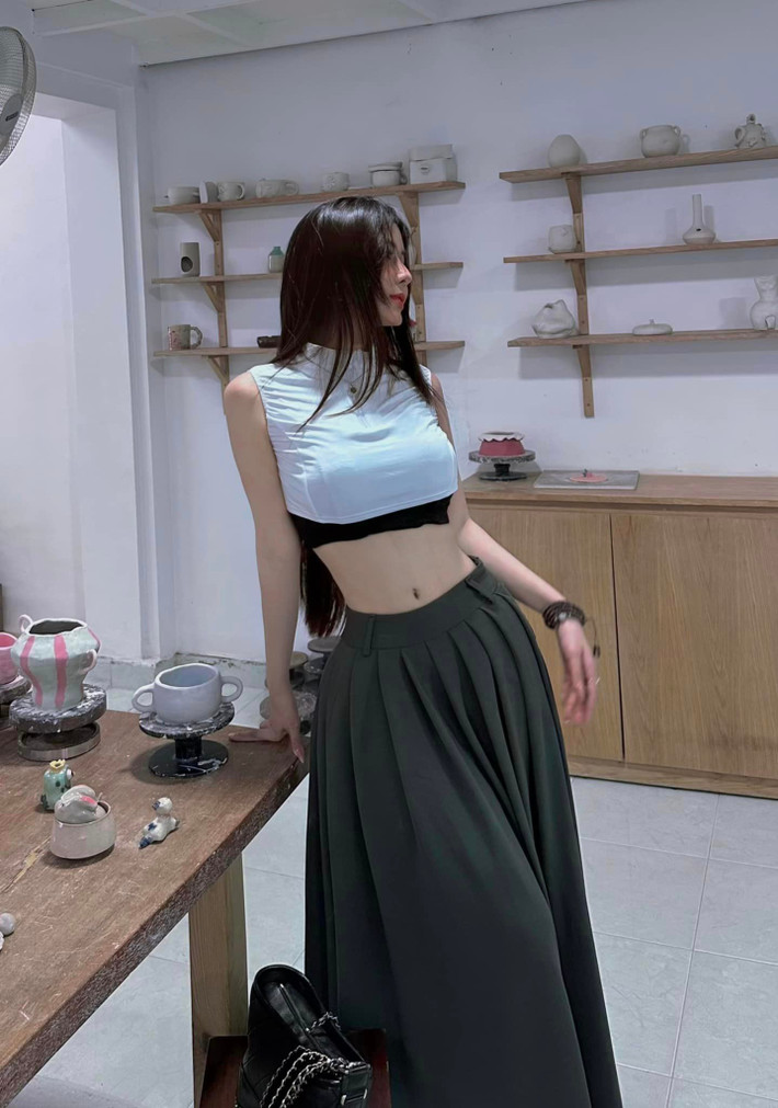 Võ Ngọc Trân là hot girl Sài thành hiện có hơn 700.000 lượt theo dõi trên Instagram. Cô nàng thường xuyên khiến dân mạng phải mê đắm bởi những bức ảnh sống ảo "siêu chất".