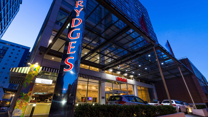 Khách sạn Rydges cách SVĐ quốc gia New Zealand, Eden Park - nơi thầy trò HLV Mai Đức Chung thi đấu trận ra quân gặp đội tuyển nữ Mỹ không xa.