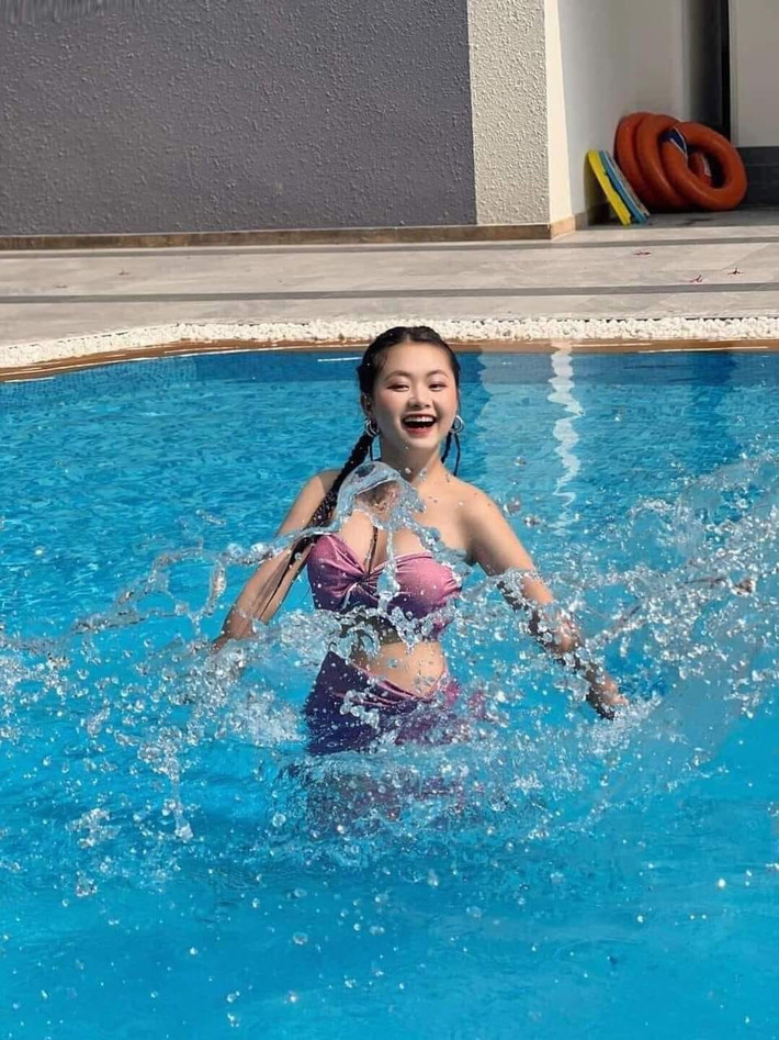 Cụ thể mới đây nhất, trên trang cá nhân của mình, Mua Thị Dua đã vui vẻ chia sẻ về việc mình vẫn ở Hà Nội, chưa quay về Hà Giang.