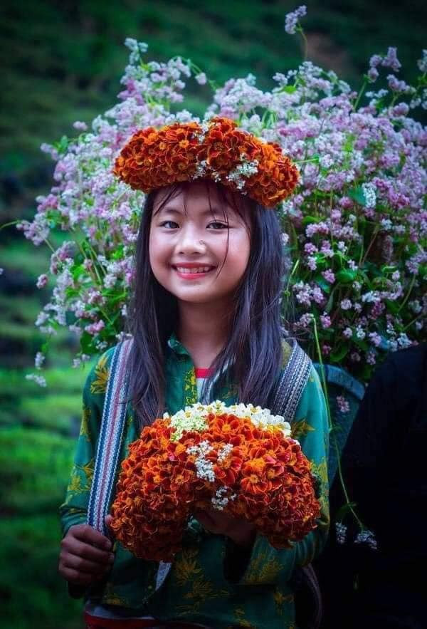 Cái tên Phúng Phính Hà Giang (Mua Thị Dua) vẫn luôn được nhiều người quan tâm. Từ một cô bé bán và cho thuê hoa ở Dốc Thẩm Mã (Hà Giang), cuộc sống vô cùng khó khăn nay cô bé dân tộc này trở thành một nhân vật thu hút hàng nghìn lượt theo dõi và hàng triệu lượt yêu thích trên mạng xã hội.