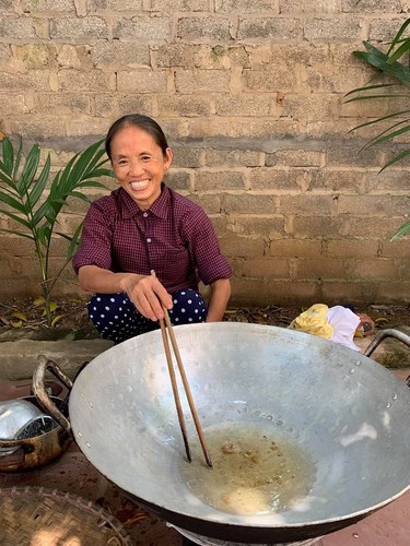 Ngoài ra, khoảnh khắc bà Tân cắn miếng thịt to khiến nhiều người lo ngại vì tuổi bà đã cao. Thế nhưng, người phụ nữ đến từ Bắc Giang trước giờ cũng đã quen thuộc với những món ăn siêu to khổng lồ, lại xuất phát điểm là một người nông dân, vì vậy trong một bữa ăn thân mật gồm con cháu xung quanh.